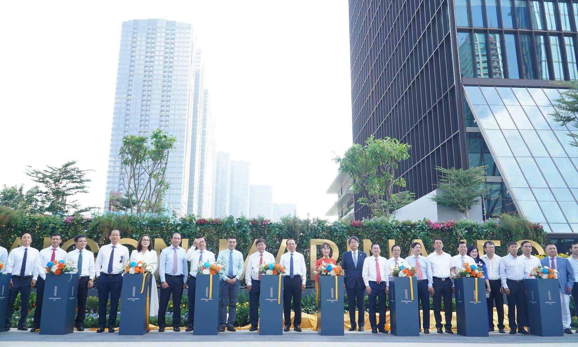 Dr. Nguyễn Thị Phương Thảo, Vice Chairwoman of the Board of Directors of HDBank (center), along with government leaders and representatives from various ministries, inaugurates the Saigon Marina IFC tower on the morning of August 19th.